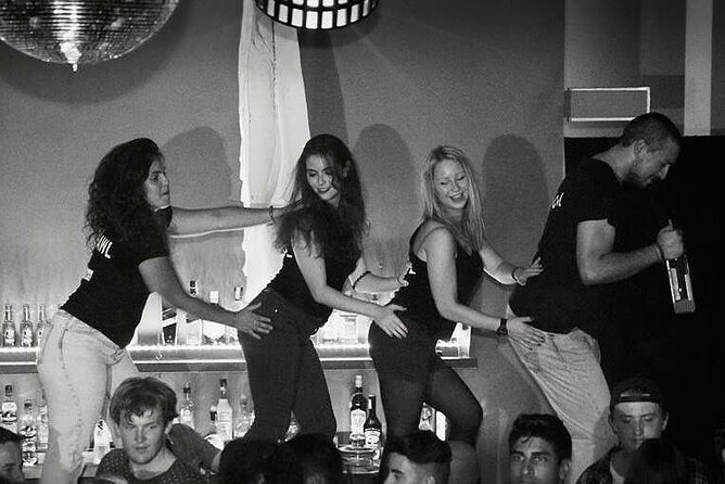 4-hour Guided Porto Pub Crawl with 6 drinks and VIP CLUBentry - Live entertainment, strong hosts, and meeting people