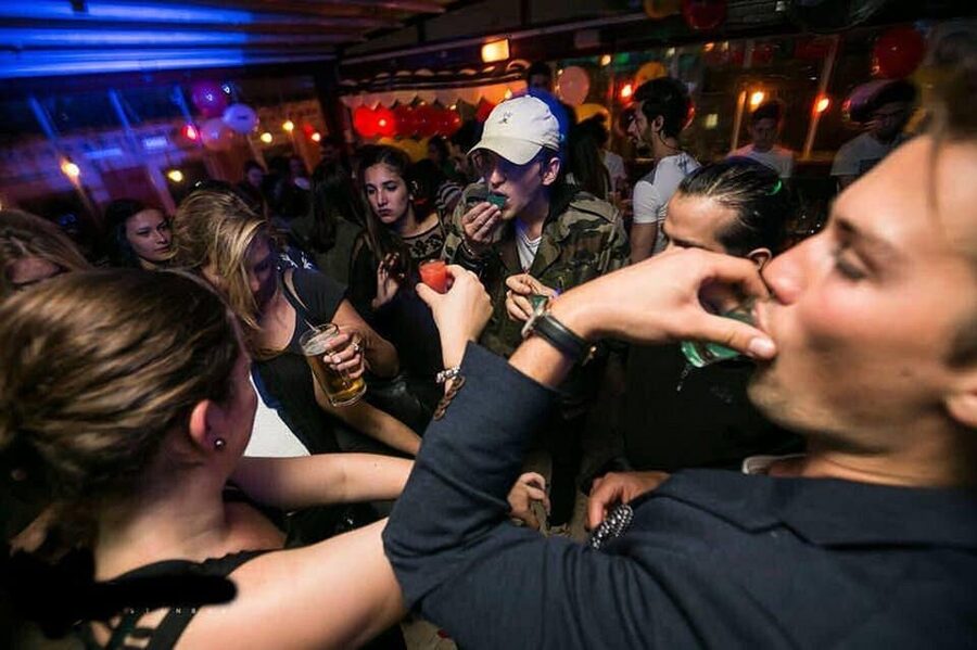 4-Hour Shanghai Pub Crawl (bars & nightclub hopping) - Finishing at a club for about two hours