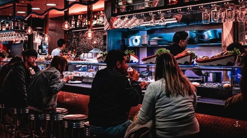 Albufeira: 5 Bars and 1 Nightclub Pub Crawl with Free Shots - How the Albufeira pub crawl works