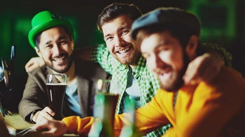 Albufeira: 5 Bars and 1 Nightclub Pub Crawl with Free Shots - Five or six bars along Avenida Sá Carneiro