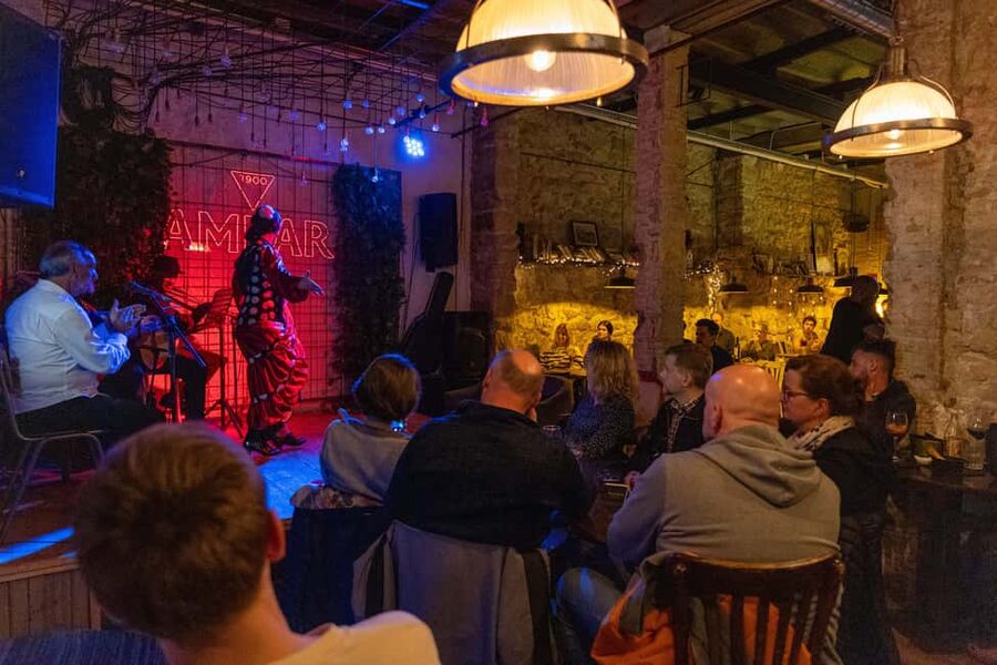 Alicante: Fusion Flamenco Show and Gastronomy at Blacky Bar - The live flamenco performance