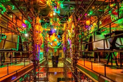 Alternative bar tour with dinner in the art district