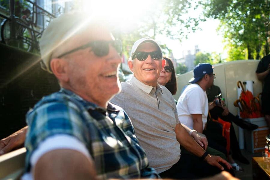 Amsterdam: 90 min Cosy Canal Cruise w. Bar & Snacks on board - Why this 90-minute cruise works well