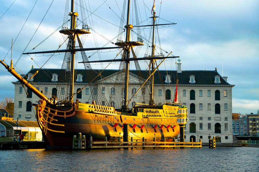 Amsterdam: 90 min Cosy Canal Cruise w. Bar & Snacks on board - The 20-minute viewpoint section