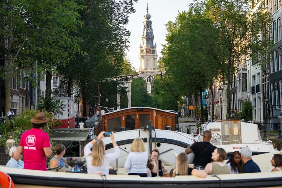 Amsterdam: 90 min Cosy Canal Cruise w. Bar & Snacks on board - Drinks, Dutch snacks, and the two price choices