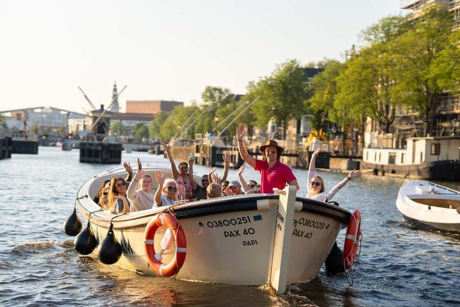 Amsterdam: 90 min Cosy Canal Cruise w. Bar & Snacks on board - Who will enjoy this boat ride most
