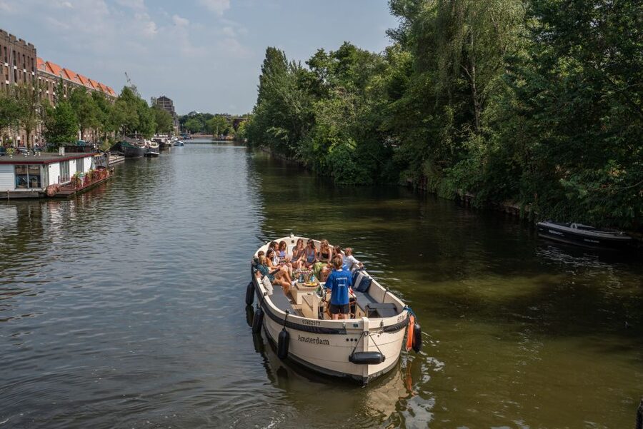 Amsterdam: German Guided Canal Cruise with on Board Bar - The Scheepvaartmuseum and Montelbaanstoren