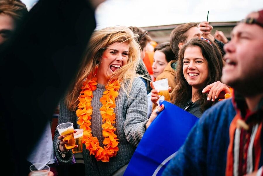 Amsterdam: King’s Day Pub Crawl with VIP Club Entry - Why King’s Day changes the usual Amsterdam pub crawl