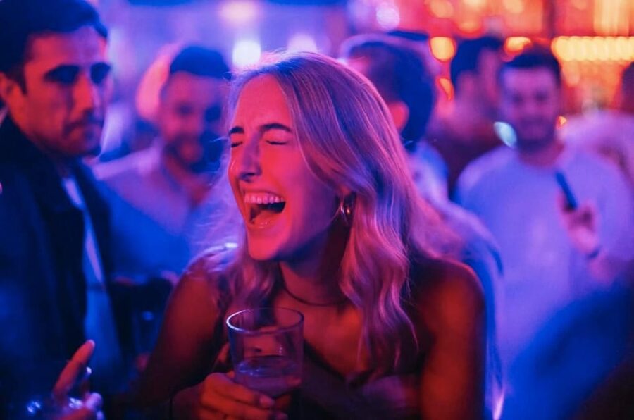 Amsterdam: Ludwig's Red Light Pub Crawl with VIP Club Entry - Key points to know before booking
