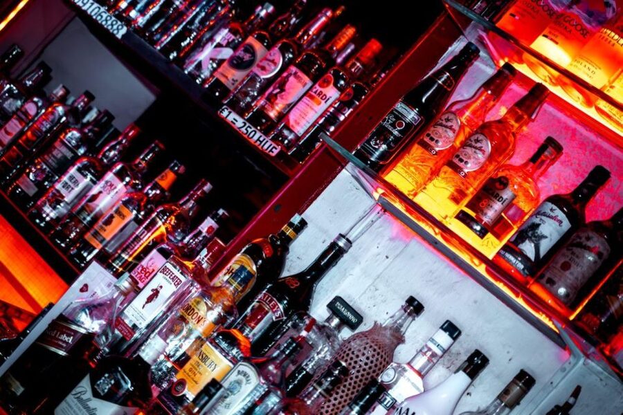 Amsterdam: Original Pub Crawl Party with VIP Entrance - Four hours through Amsterdam after dark
