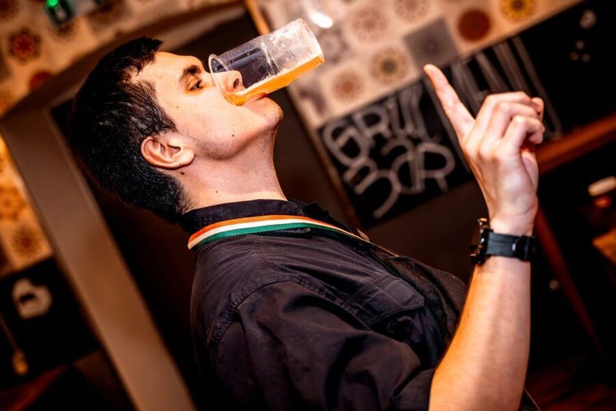 Amsterdam: Original Pub Crawl Party with VIP Entrance - The Waterhole and the first round