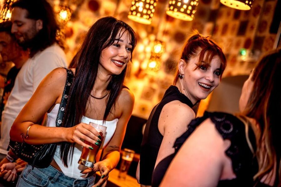 Amsterdam: Original Pub Crawl Party with VIP Entrance - Red Light District to Leidseplein