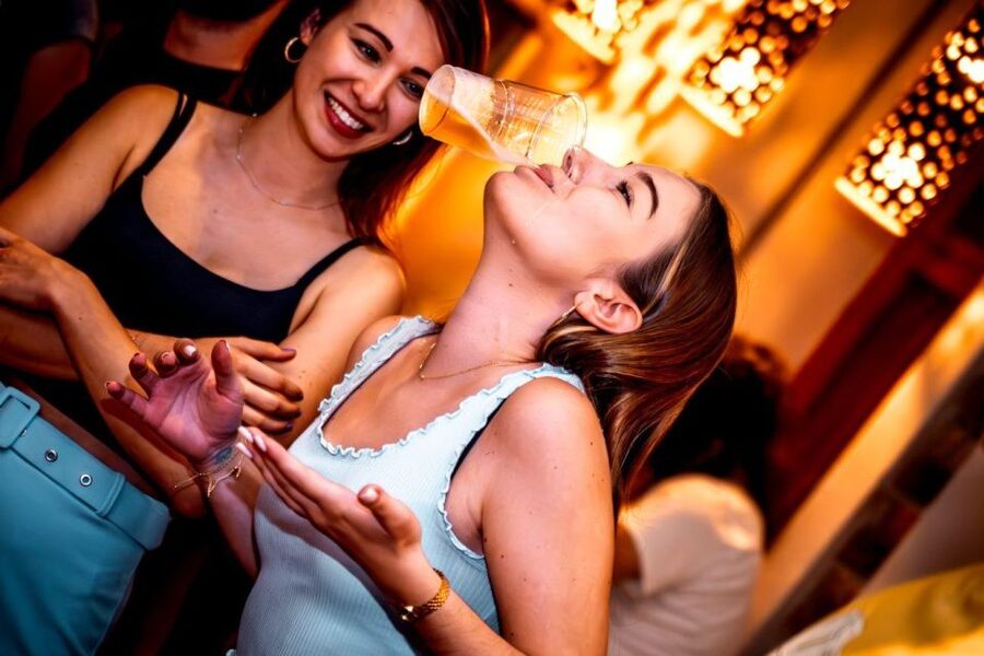 Amsterdam: Original Pub Crawl Party with VIP Entrance - Guides who keep the night moving