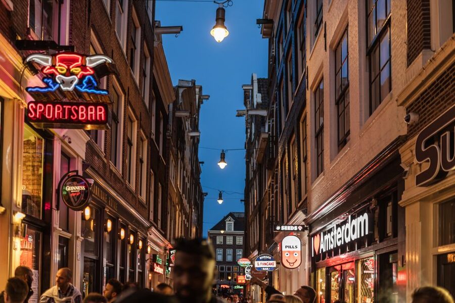 Amsterdam: Private Night Tour of Speakeasies and Bars - Rain, accessibility, and what to wear