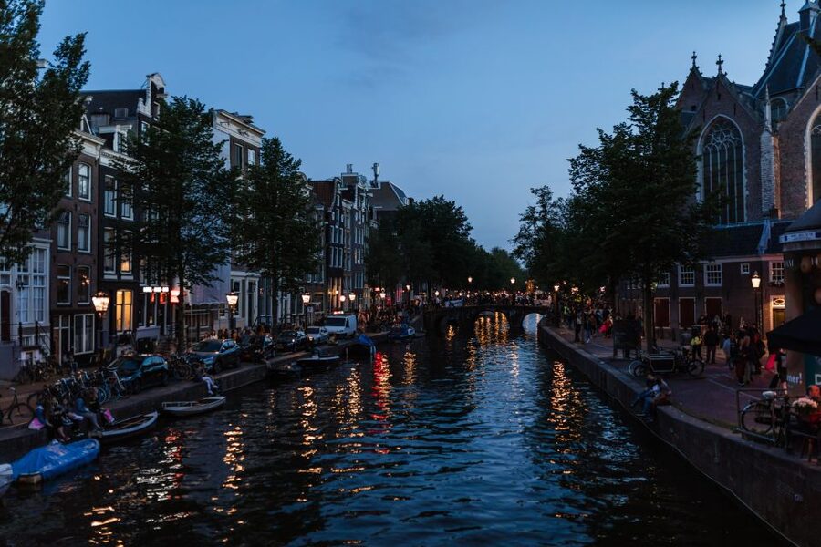 Amsterdam: Private Night Tour of Speakeasies and Bars - Meeting your guide in Jordaan