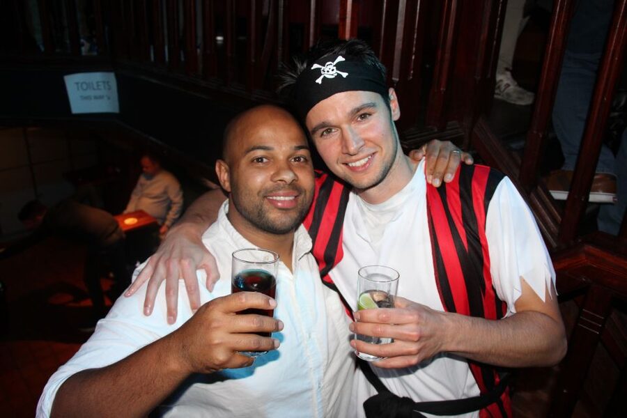 Amsterdam: Red-Light District Pub Crawl and Booze Boat Tour - What the canal cruise is like