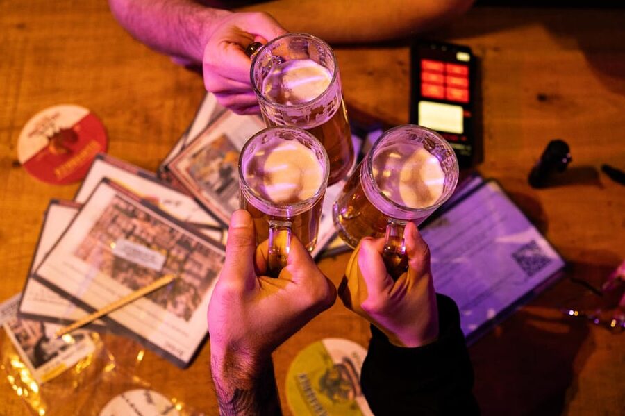 Amsterdam: Self-guided Red Light District Pub Crawl Mystery - The middle stop and the puzzle rhythm