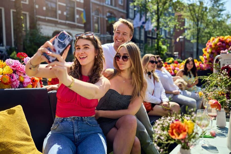 Amsterdam: The Original Flower Boat with Local Guide and Bar - Twenty minutes along the Herengracht