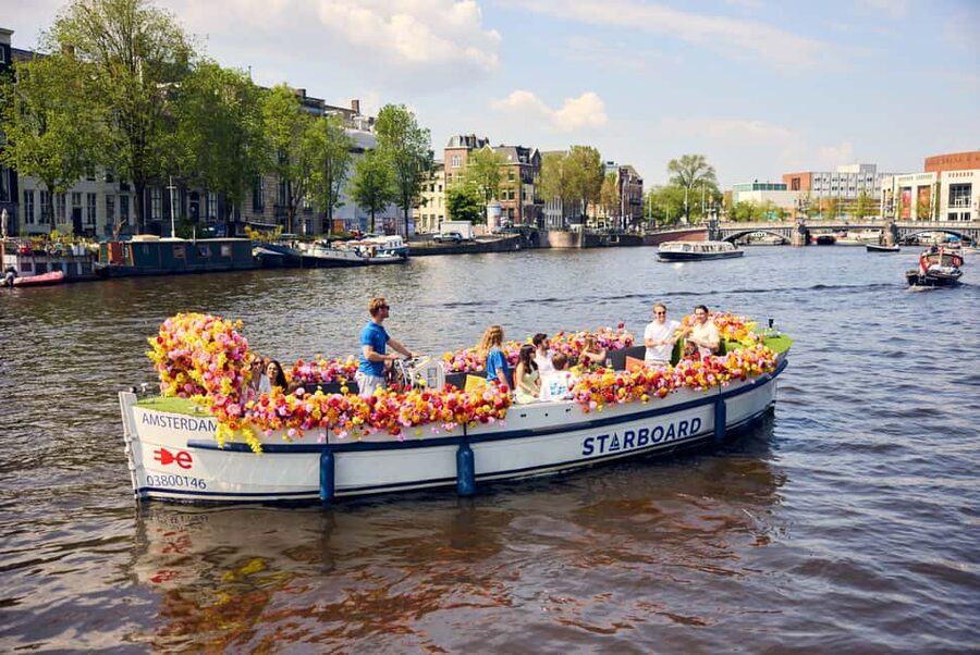 Amsterdam: The Original Flower Boat with Local Guide and Bar - Seven Bridges viewpoint and the five-minute photo window