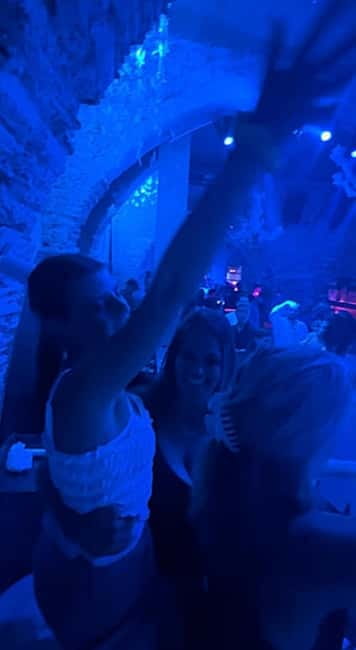 Athens Ultimate Bar Crawl - The role of the hosts and group atmosphere