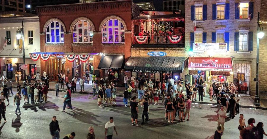 Austin: Downtown Live Music Pub Crawl - Friends Bar: the first taste of the evening