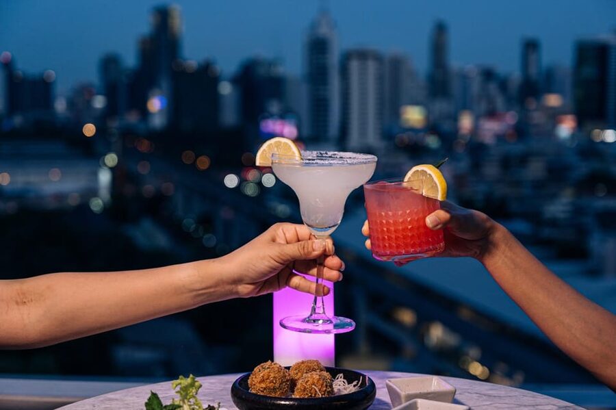 Bangkok: Barracuda Rooftop Bar Akara Hotel - What the 90-minute visit feels like