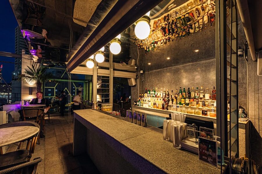 Bangkok: Barracuda Rooftop Bar Akara Hotel - Cocktails, tapas, and the food question