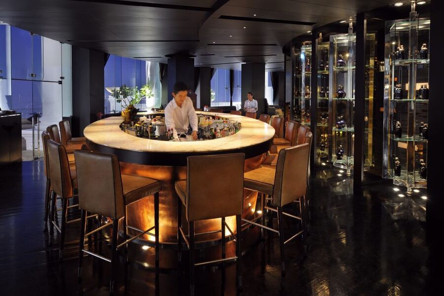 Bangkok: Lebua Rooftop Bar Reservation & Round-Trip Transfer - Arriving around 5:30 PM for the best transition