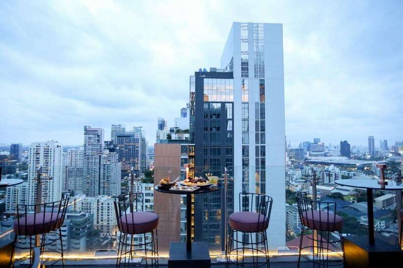 Bangkok: Mojjo Rooftop Lounge & Bar Food & Beverage Package - The dress code is part of the plan