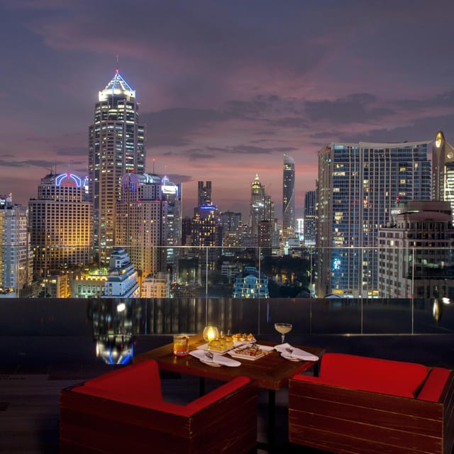 Bangkok: RedSquare Rooftop Bar at Novotel Sukhumvit 4 - Live DJ music and the changing mood