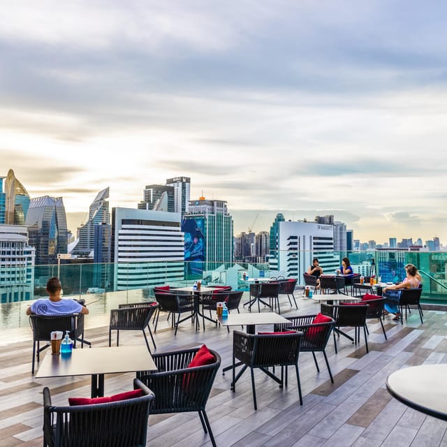 Bangkok: RedSquare Rooftop Bar at Novotel Sukhumvit 4 - The food is a real part of the experience
