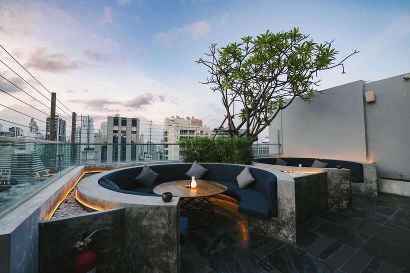 Bangkok: Sky on 20 Rooftop Bar With Free Flow Drinks - Food, cocktails, and the value of free-flow service