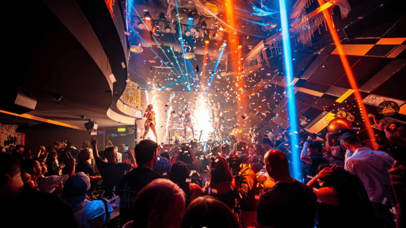 Bangkok: The Speakeasy, Rooftop & Iconic Venues Pub Crawl - Hemingway’s sets the tone with a welcome beer