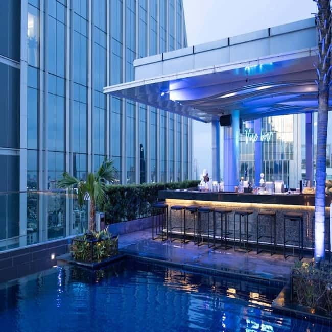 Bangkok: The Vue Bar Rooftop at Mercure Bangkok Sukhumvit 24 - Drinks with a Bangkok skyline