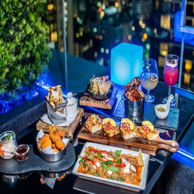 Bangkok: The Vue Bar Rooftop at Mercure Bangkok Sukhumvit 24 - Service that keeps the evening easy