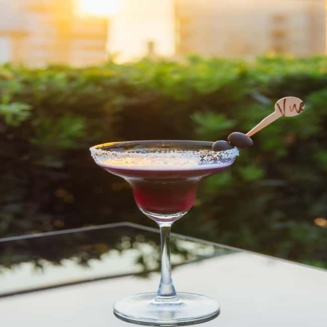 Bangkok: The Vue Bar Rooftop at Mercure Bangkok Sukhumvit 24 - Dress for a smart rooftop bar