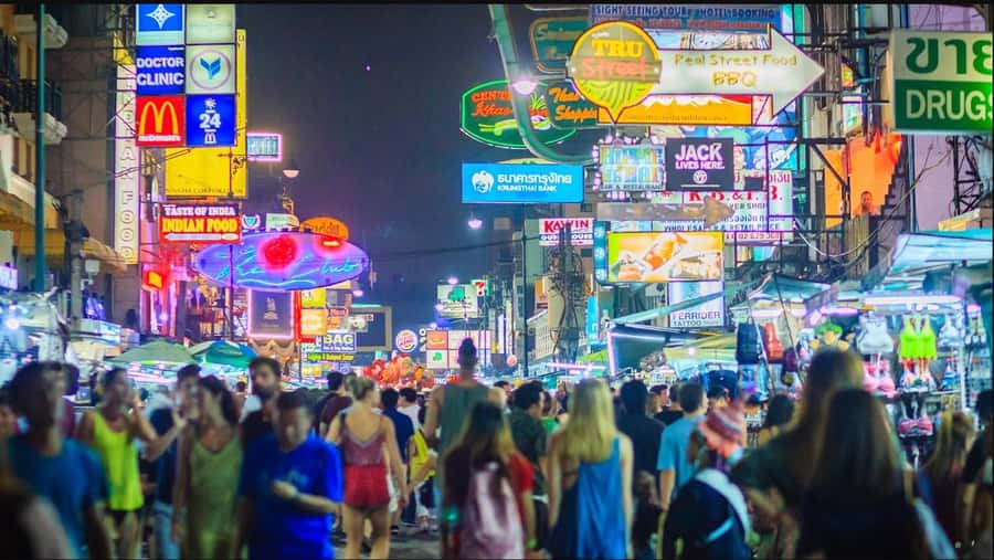 Bangkok: TUK TUK Tour Night Life Private with Hotel Pick Up - Wat Ratchanatdaram lit up at night