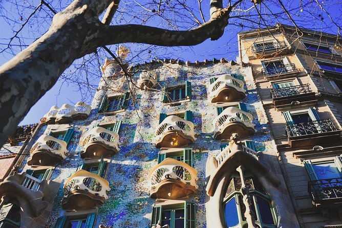 Bar Crawl in Barcelona with Spanish Wines, Vermut, Cold Beer and Tapas - Beer, tortilla, wine, and the final drink