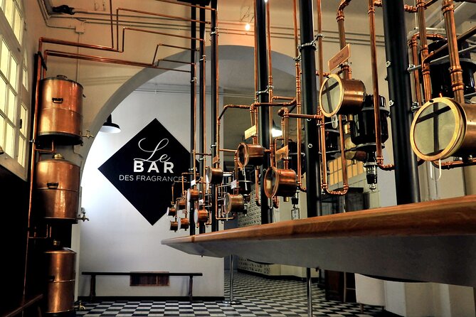 Bar des fragrances Grasse - Making perfume at Molinard in Grasse