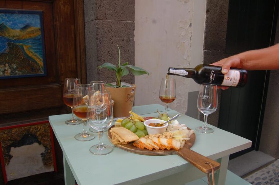 Bar hopping & Poncha Workshop in Funchal - What the guides add to the walk