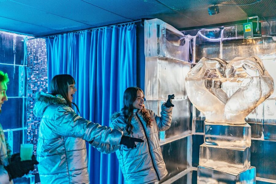 Barcelona: Icebar experience, located at the beach !! - The sculptures, lighting, and photo factor