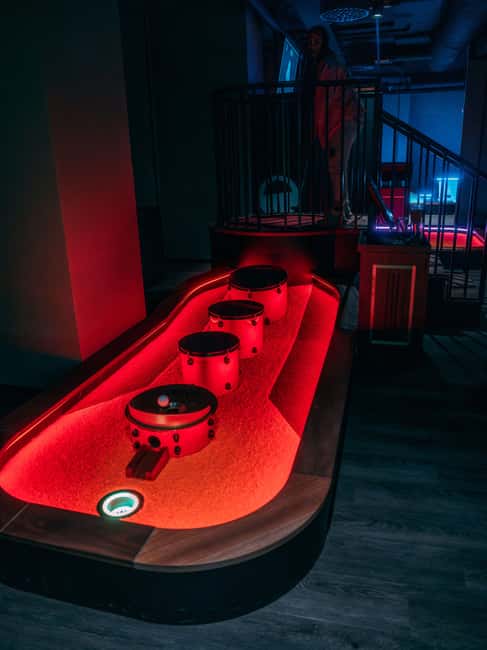 Bergen: High-Tech Minigolf in Top Bergen Activity Bar! - Alltid Opplett turns minigolf into a social game