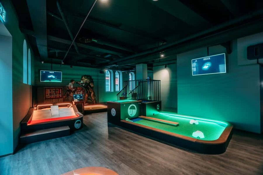 Bergen: High-Tech Minigolf in Top Bergen Activity Bar! - Pool and shuffleboard fill out the evening