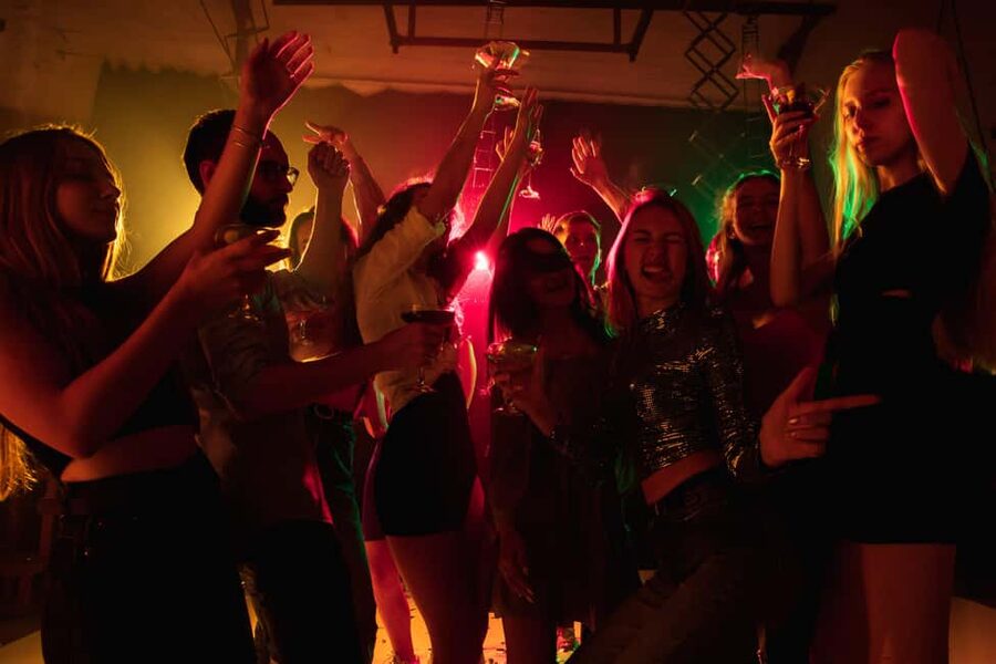 Berlin: Pub Crawl & Party with Free Shots & VIP Club Access - Meeting an international group