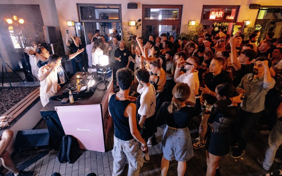 Berlin: Pub Crawl with Shots and VIP Club Entry - Meeting at Generator Berlin Alexanderplatz