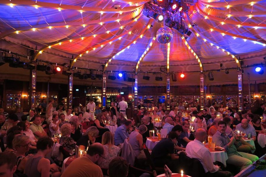 Berlin: Ticket for Bar Jeder Vernunft - Theater & Restaurant - A convenient evening near Kurfürstendamm
