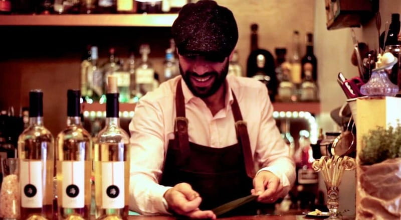 Bologna: Guided Bar Crawl in the Old Town - Starting the night in Piazzetta dei Servi