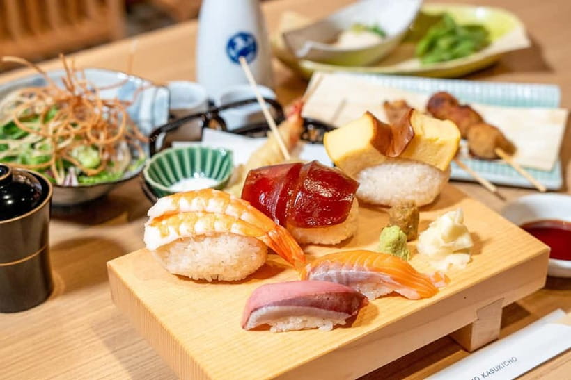 Bon Dance IZAKAYA in Shinjuku, Tokyo - The Bon Odori performance from 7:30 to 8:00