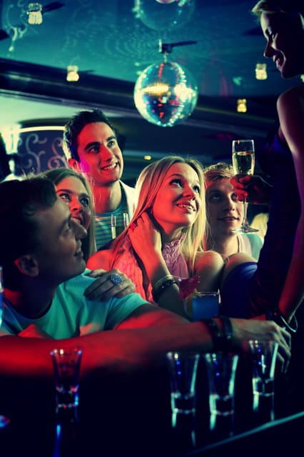 Brussels: BXL Pub Crawl Guided Tour - Four free drinks and four different Brussels stops