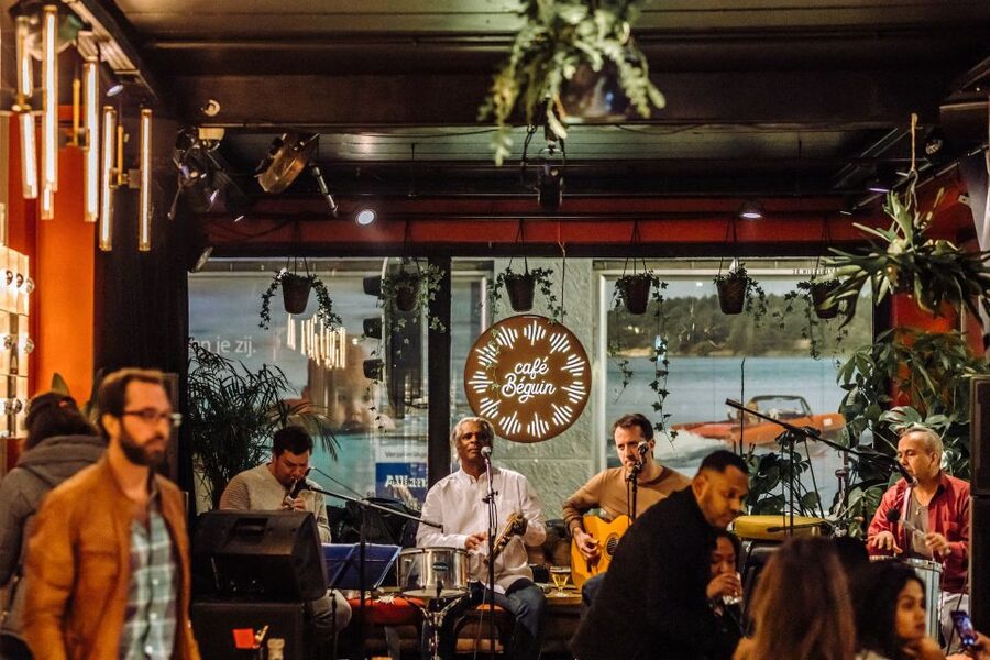 Brussels: Private Beers, Bars, and Live Music Tour by Night - Belgian beer at Au Bassin